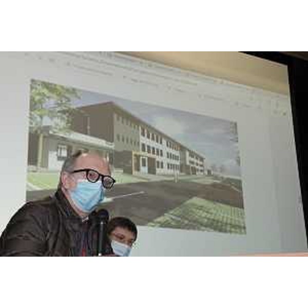 Nella foto il vicegovernatore Riccardo Riccardi con i sindaci di Tarcento e di Reana del Rojale, tra i presenti alla presentazione della nuova sede del Distretto sanitario, e nel corso del suo intervento - Nella foto il vicegovernatore Riccardo Riccardi con i sindaci di Tarcento e di Reana del Rojale, tra i presenti alla presentazione della nuova sede del Distretto sanitario, e nel corso del suo intervento 