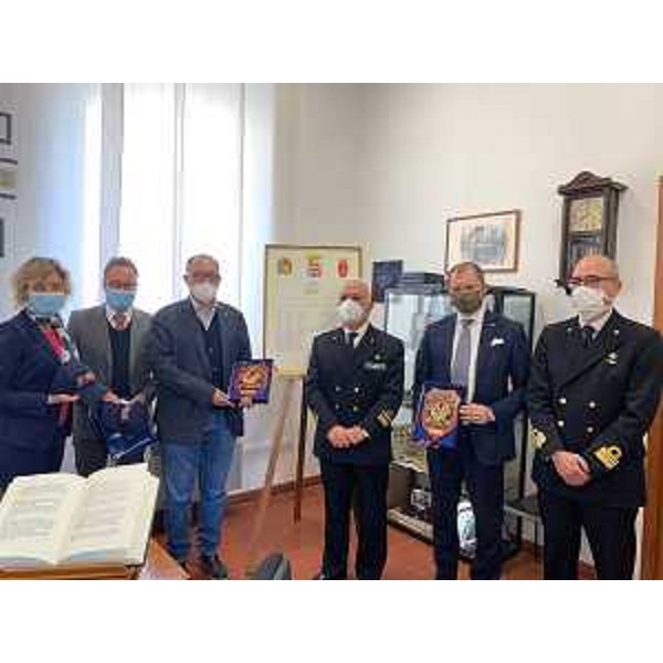 L'assessore alle Finanze, Barbara Zilli, a San Daniele del Friuli, allla consegna dell'Albo d'oro manoscritto al Contrammiraglio Vitale, assieme al sindaco, Pietro Valent, e al presidente della Sia, Roberto Giurano. - L'assessore alle Finanze, Barbara Zilli, a San Daniele del Friuli, allla consegna dell'Albo d'oro manoscritto al Contrammiraglio Vitale, assieme al sindaco, Pietro Valent, e al presidente della Sia, Roberto Giurano. 