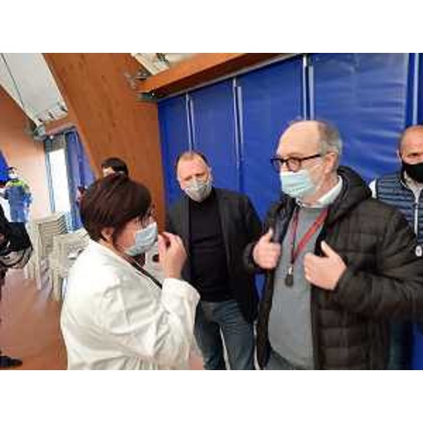 Il vicegovernatore Riccardo Riccardi nel corso della visita al centro vaccinale di Tarcento - Il vicegovernatore Riccardo Riccardi nel corso della visita al centro vaccinale di Tarcento