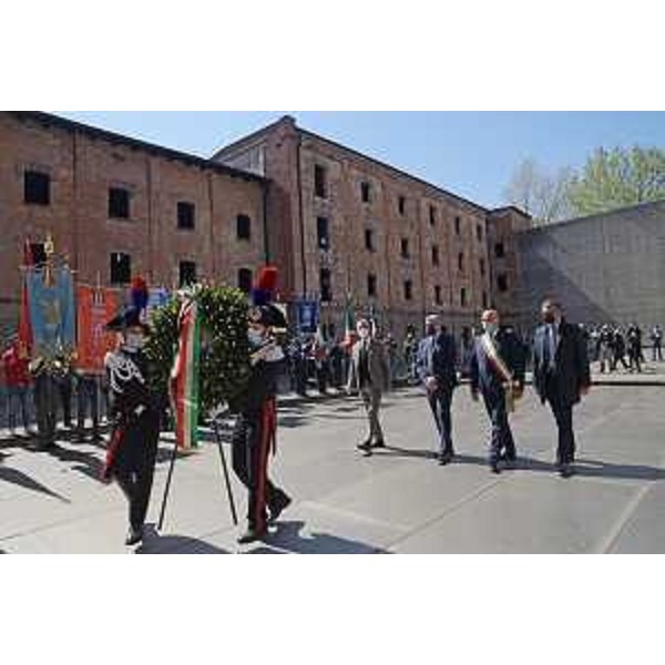 L'assessore Pierpaolo Roberti alla Risiera di San Sabba assieme alle altra autorità - L'assessore Pierpaolo Roberti alla Risiera di San Sabba assieme alle altra autorità 