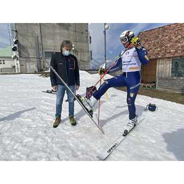 L'assessore regionale al Turismo Sergo Emidio Bini con l'atleta sappadino della Nazionale Emanuele Buzzi - L'assessore regionale al Turismo Sergo Emidio Bini con l'atleta sappadino della Nazionale Emanuele Buzzi