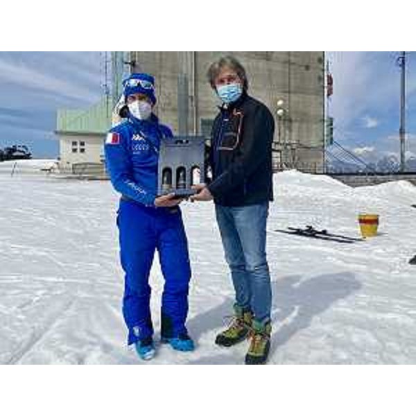 L'assessore regionale al Turismo Sergio Emidio Bini consegna un omaggio al tecnico della nazionale azzurra - L'assessore regionale al Turismo Sergio Emidio Bini consegna un omaggio al tecnico della nazionale azzurra