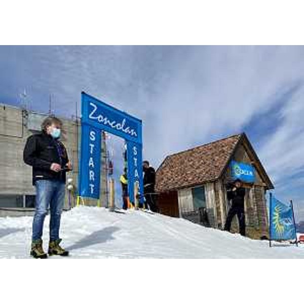 L'assessore regionale Sergio Emidio Bini vicino al cancelletto di partenza in vetta allo Zoncolan - L'assessore regionale Sergio Emidio Bini vicino al cancelletto di partenza in vetta allo Zoncolan
