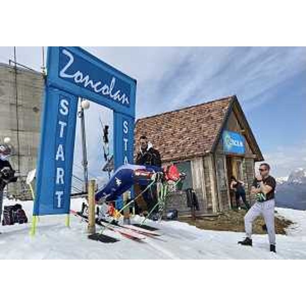 Un atleta della nazionale azzurra al cancelletto di partenza - Un atleta della nazionale azzurra al cancelletto di partenza 