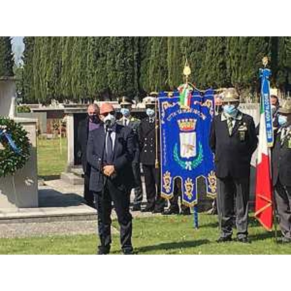 L'assessore regionale Sebastiano Callari mentre interviene alla cerimonia del 25 aprile a Monfalcone - L'assessore regionale Sebastiano Callari mentre interviene alla cerimonia del 25 aprile a Monfalcone