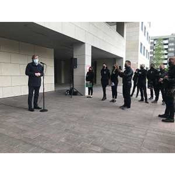 L'assessore regionale alle Attività produttive, Sergio Emidio Bini, incontra i rappresentanti di Filiera eventi unita (Feu) e confederazione Unanime davanti alla sede della Regione a Udine - L'assessore regionale alle Attività produttive, Sergio Emidio Bini, incontra i rappresentanti di Filiera eventi unita (Feu) e confederazione Unanime davanti alla sede della Regione a Udine