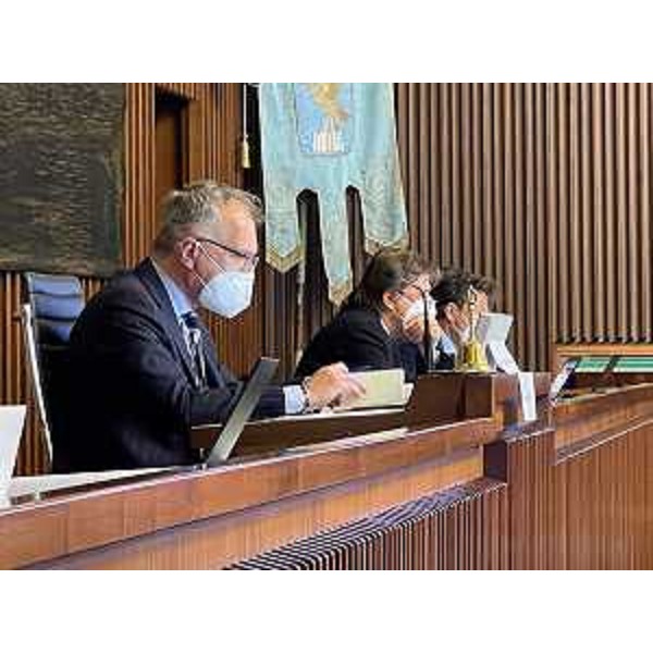 Il presidente del Cr Fvg, Piero Mauro Zanin, durante l'esame della risoluzione proposta dal Tavolo Terza Ripartenza - Il presidente del Cr Fvg, Piero Mauro Zanin, durante l'esame della risoluzione proposta dal Tavolo Terza Ripartenza