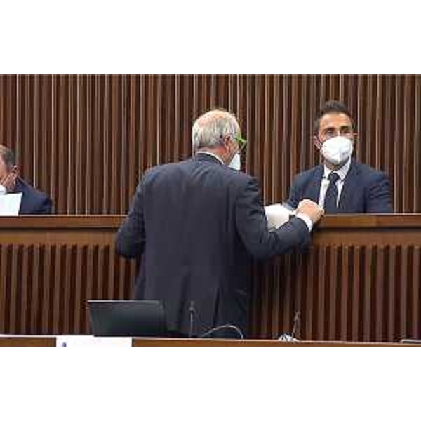 Stefano Mazzolini (Lega) mentre si confronta con il collega Alfonso Singh - Stefano Mazzolini (Lega) mentre si confronta con il collega Alfonso Singh