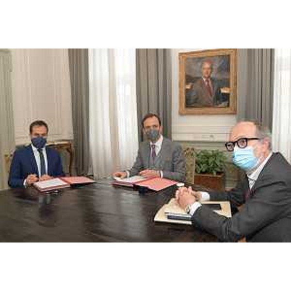 Il governatore Massimiliano Fedriga tra il vice Riccardo Riccardi e il neodirettore di Asufc Denis Caporale (primo a sinistra) - Il governatore Massimiliano Fedriga tra il vice Riccardo Riccardi e il neodirettore di Asufc Denis Caporale (primo a sinistra)