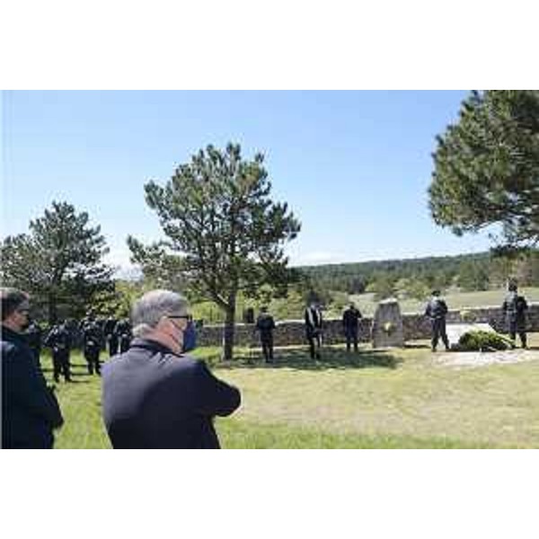 L'assessore regionale alle Autonomie locali, Sicurezza e Corregionali all'estero Pierpaolo Roberti (a sinistra nella foto) e il prefetto Valerio Valenti alla Foiba di Basovizza alla commemorazione dei 97 finanzieri trucidati nel 1945 dai titini - L'assessore regionale alle Autonomie locali, Sicurezza e Corregionali all'estero Pierpaolo Roberti (a sinistra nella foto) e il prefetto Valerio Valenti alla Foiba di Basovizza alla commemorazione dei 97 finanzieri trucidati nel 1945 dai titini