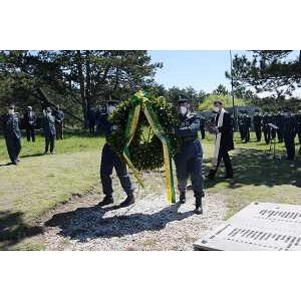 Deposizione della corona d'alloro in ricordo dei militari delle fiamme gialle infoibati - Deposizione della corona d'alloro in ricordo dei militari delle fiamme gialle infoibati