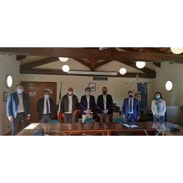 L'assessore regionale alle Autonomie locali, Pierpaolo Roberti (terzo da destra) con (da sinistra a destra) Daniele Macorig e Piero Furlani, rispettivamente assessore e sindaco di Manzano, Danile Moschioni, sindaco di Corno di Rosazzo, il consigliere regionale Mauro Di Bert, il sindaco di Pavia di Udine, Beppino Govetto e la vice sindaca, Elena Fabbro. - L'assessore regionale alle Autonomie locali, Pierpaolo Roberti (terzo da destra) con (da sinistra a destra) Daniele Macorig e Piero Furlani, rispettivamente assessore e sindaco di Manzano, Danile Moschioni, sindaco di Corno di Rosazzo, il consigliere regionale Mauro Di Bert, il sindaco di Pavia di Udine, Beppino Govetto e la vice sindaca, Elena Fabbro.