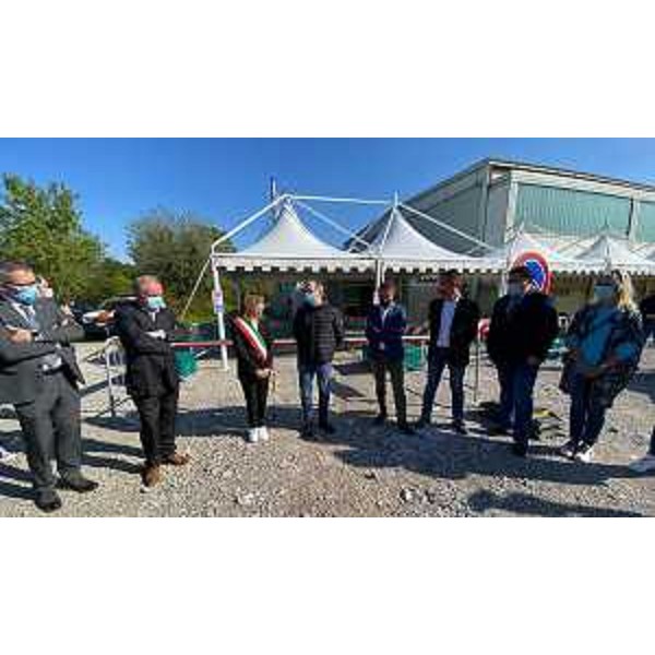 Il vicegovernatore della Regione con delega alla Salute, Riccardo Riccardi, allapertura della sede extra ospedaliera per la somministrazione dei vaccini alla palestra comunale S. Usaj di Aurisina (Trieste), assieme al sindaco di Duino-Aurisina Daniela Pallotta. - Il vicegovernatore della Regione con delega alla Salute, Riccardo Riccardi, allapertura della sede extra ospedaliera per la somministrazione dei vaccini alla palestra comunale S. Usaj di Aurisina (Trieste), assieme al sindaco di Duino-Aurisina Daniela Pallotta.