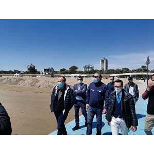 Sopralluogo sull'arenile lignanese dell'assessore regionale alla Difesa dell'ambiente Fabio Scoccimarro - Sopralluogo sull'arenile lignanese dell'assessore regionale alla Difesa dell'ambiente Fabio Scoccimarro 