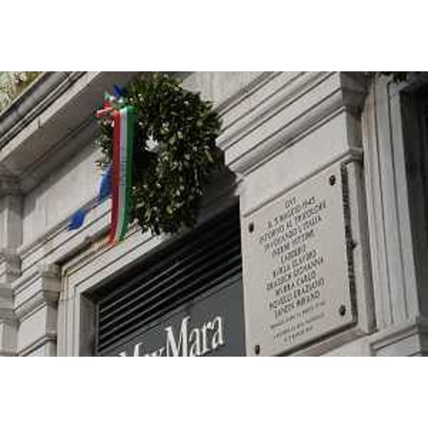 La targa della Lega Nazionale che ricorda i caduti di via Imbriani, Medaglie d'oro al Merito civile: Claudio Burla, Giovanna Drassich, Carlo Murra, Graziano Novelli e Mirano Sancin - La targa della Lega Nazionale che ricorda i caduti di via Imbriani, Medaglie d'oro al Merito civile: Claudio Burla, Giovanna Drassich, Carlo Murra, Graziano Novelli e Mirano Sancin