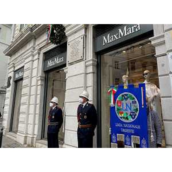 Un momento della cerimonia in via Imbriani, a Trieste - Un momento della cerimonia in via Imbriani, a Trieste