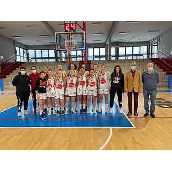 Il presidente del Cr Fvg, Piero Mauro Zanin, con la squadra Under 18 della Lbs - Il presidente del Cr Fvg, Piero Mauro Zanin, con la squadra Under 18 della Lbs