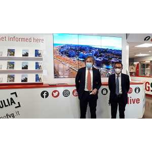 L'assessore regionale al Turismo Sergio Emidio Bini e il sindaco di Lignano Sabbiadoro Luca Fanotto visitano il rinnovato infopoint di Sabbiadoro - L'assessore regionale al Turismo Sergio Emidio Bini e il sindaco di Lignano Sabbiadoro Luca Fanotto visitano il rinnovato infopoint di Sabbiadoro