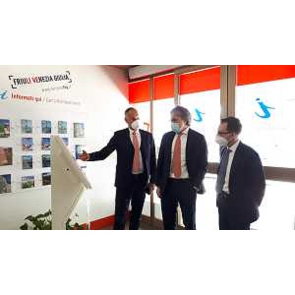 Il direttore marketing di PromoTurismoFvg Bruno Bertero illustra il funzionamento del nuovo sistema "salta code" per numerare ingressi anche a seconda della lingua parlata dai turisti - Il direttore marketing di PromoTurismoFvg Bruno Bertero illustra il funzionamento del nuovo sistema "salta code" per numerare ingressi anche a seconda della lingua parlata dai turisti