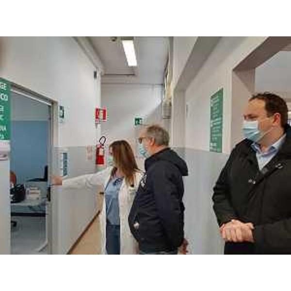 Il vicegovernatore Riccardo Riccardi mentre visita la struttura di Cormons con il sindaco Roberto Felcaro - Il vicegovernatore Riccardo Riccardi mentre visita la struttura di Cormons con il sindaco Roberto Felcaro