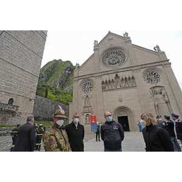 Il vicegovernatore della Regione Riccardo Riccardi insieme al presidente del Consiglio Piermauro Zanin e all'assessore alle Finaze Barbara Zilli davanti al duomo di Gemona in occasione delle celebrazioni del 45. anniversario del sisma che sconvolse il Friuli nel 1976 - Il vicegovernatore della Regione Riccardo Riccardi insieme al presidente del Consiglio Piermauro Zanin e all'assessore alle Finaze Barbara Zilli davanti al duomo di Gemona in occasione delle celebrazioni del 45. anniversario del sisma che sconvolse il Friuli nel 1976