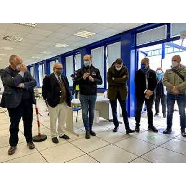 Il vicegovernatore della Regione Riccardo Riccardi insieme al presidente di Confindustria Alto Adriatico Michelangelo Agrusti e il sindaco di Pordenone Alessandro Ciriani nell'hub vaccinale allestito all'ex Seleco - Il vicegovernatore della Regione Riccardo Riccardi insieme al presidente di Confindustria Alto Adriatico Michelangelo Agrusti e il sindaco di Pordenone Alessandro Ciriani nell'hub vaccinale allestito all'ex Seleco