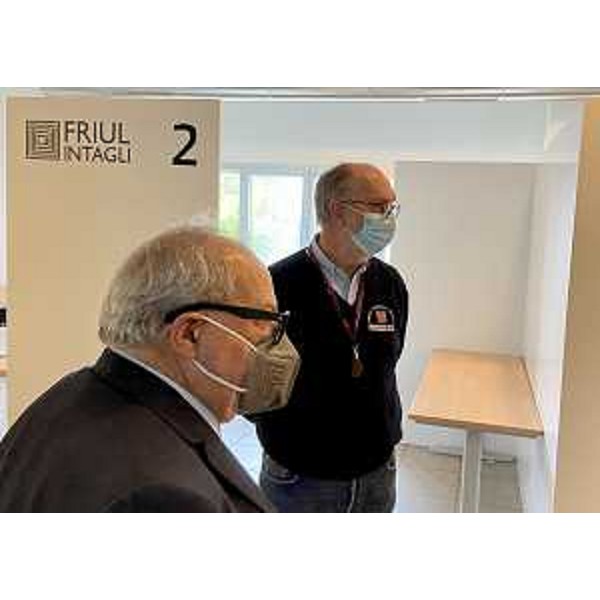  - Il vicegovernatore della Regione Riccardo Riccardi insieme al presidente di Confindustria Alto Adriatico Michelangelo Agrusti in uno dei box per le future vaccinazioni allestiti all'interno degli spazi di Interporto Pordenone 