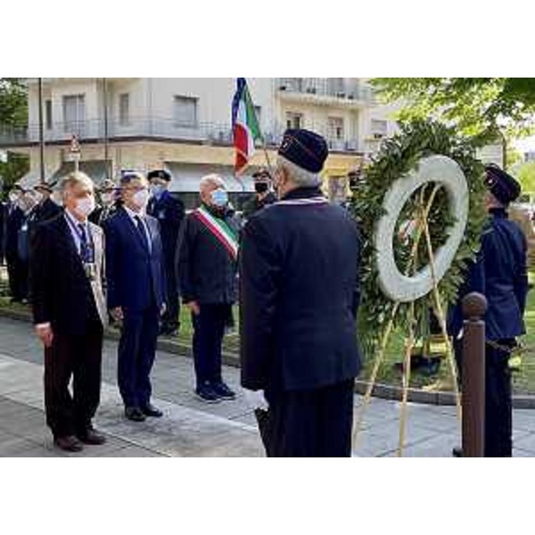 Una fase della cerimonia in ricordo delle vittime del terrorismo svoltasi oggi a Pordenone - Una fase della cerimonia in ricordo delle vittime del terrorismo svoltasi oggi a Pordenone