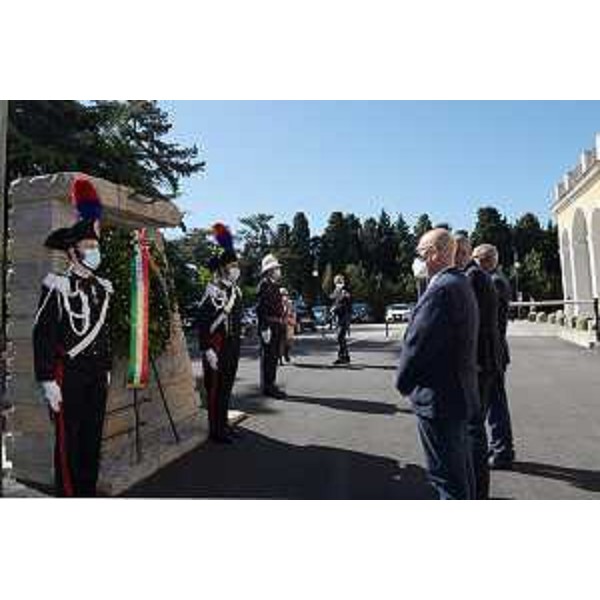 Lassessore regionale Sebastiano Callari alla cerimonia per il Giorno della memoria dedicato alle vittime del terrorismo interno e internazionale e delle stragi di tale matrice tenutasi in largo Caduti di Nassiriya a Trieste. - Lassessore regionale Sebastiano Callari alla cerimonia per il Giorno della memoria dedicato alle vittime del terrorismo interno e internazionale e delle stragi di tale matrice tenutasi in largo Caduti di Nassiriya a Trieste.