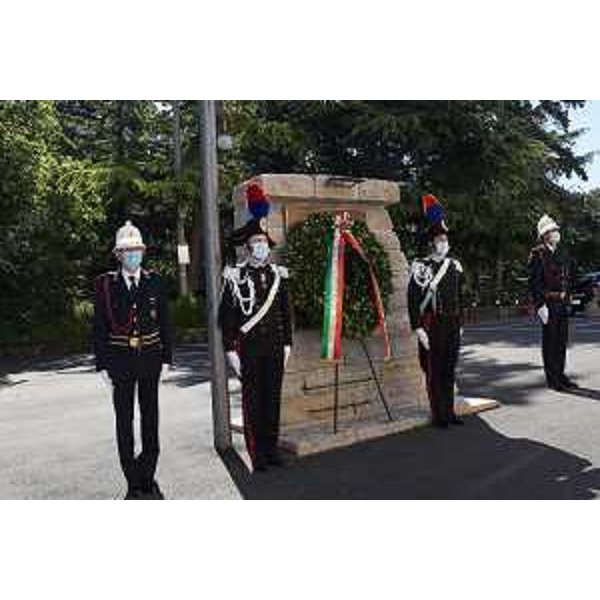 La deposizione della corona d'alloro in onore dei caduti - La deposizione della corona d'alloro in onore dei caduti 