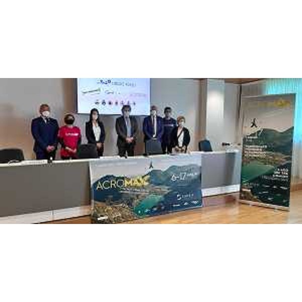 L'assessore regionale alle Attività produttive e turismo Sergio Emidio Bini alla presentazione di Acromax, il campionato del mondo assoluto di acrobazia in parapendio - L'assessore regionale alle Attività produttive e turismo Sergio Emidio Bini alla presentazione di Acromax, il campionato del mondo assoluto di acrobazia in parapendio