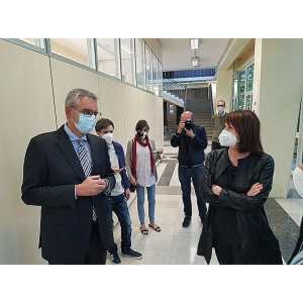 L'assessore Rosolen e il rettore Di Lenarda all'interno della mensa del polo universitario di Valmaura a Trieste. - L'assessore Rosolen e il rettore Di Lenarda all'interno della mensa del polo universitario di Valmaura a Trieste.