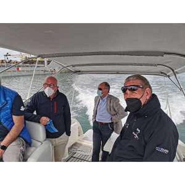L'assessore per la Difesta ell'ambiente, Fabio Scoccimarro, durante il sopralluogo lungo il Corno - L'assessore per la Difesta ell'ambiente, Fabio Scoccimarro, durante il sopralluogo lungo il Corno