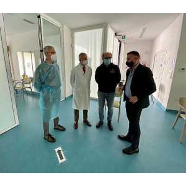 Il vicegovernatore con delega alla Salute, Riccardo Riccardi, durante la visita di questo pomeriggio a Casa Gandin, la struttura nella quale da oggi sono partite le vaccinazioni, grazie allimpegno congiunto dei medici di medicina generale, dei volontari della Protezione civile, dellAzienda sanitaria universitaria Friuli Centrale e dellAmministrazione comunale. - Il vicegovernatore con delega alla Salute, Riccardo Riccardi, durante la visita di questo pomeriggio a Casa Gandin, la struttura nella quale da oggi sono partite le vaccinazioni, grazie allimpegno congiunto dei medici di medicina generale, dei volontari della Protezione civile, dellAzienda sanitaria universitaria Friuli Centrale e dellAmministrazione comunale.