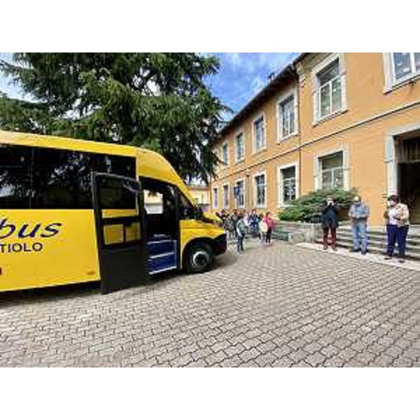 una fase della cerimonia di consegna del nuovo scuolabus al Comune di Bertiolo - una fase della cerimonia di consegna del nuovo scuolabus al Comune di Bertiolo