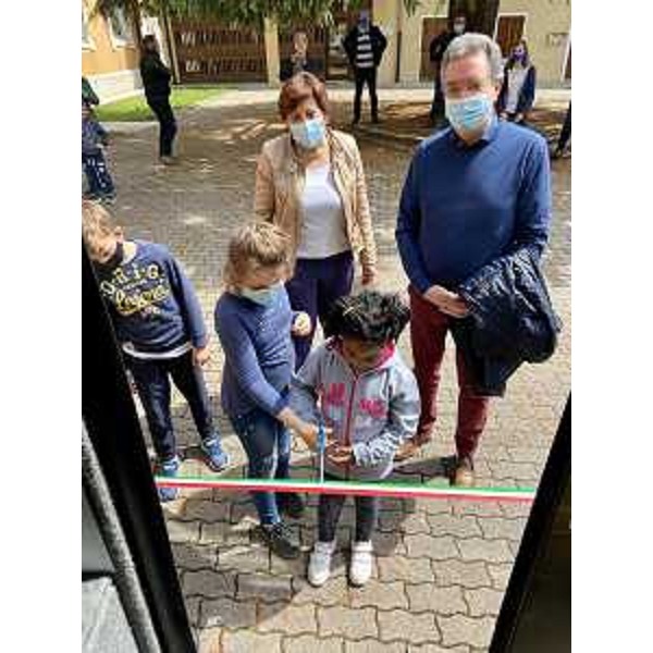 Il simbolico "tagio del nastro" dello scuolabus alla presenza dell'assessore regionale alla Mobilità Graziano Pizzimenti e degli studenti della scuola elementare di Bertiolo - Il simbolico "tagio del nastro" dello scuolabus alla presenza dell'assessore regionale alla Mobilità Graziano Pizzimenti e degli studenti della scuola elementare di Bertiolo