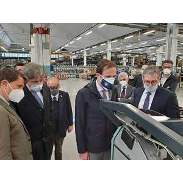 il governatore Massimiliano Fedriga assieme all'assessore Sergio Emidio Bini mentre visitano lo stabilimento - il governatore Massimiliano Fedriga assieme all'assessore Sergio Emidio Bini mentre visitano lo stabilimento