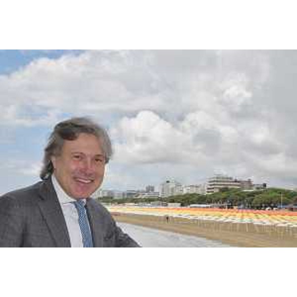 L'assessore regionale Sergio Emidio Bini all'evento per apertura stagione estiva da Terrazza a Mare di Lignano Sabbiadoro. - L'assessore regionale Sergio Emidio Bini all'evento per apertura stagione estiva da Terrazza a Mare di Lignano Sabbiadoro.