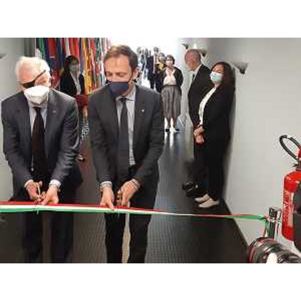 Il governatore Massimiliano Fedriga e il direttore del Igceb Lawrence Banks (primo a sinistra) tagliano il nastro dei nuovi laboratori per lo sviluppo dei biofarmaceutici nel comprensorio di Padriciano - Il governatore Massimiliano Fedriga e il direttore del Igceb Lawrence Banks (primo a sinistra) tagliano il nastro dei nuovi laboratori per lo sviluppo dei biofarmaceutici nel comprensorio di Padriciano