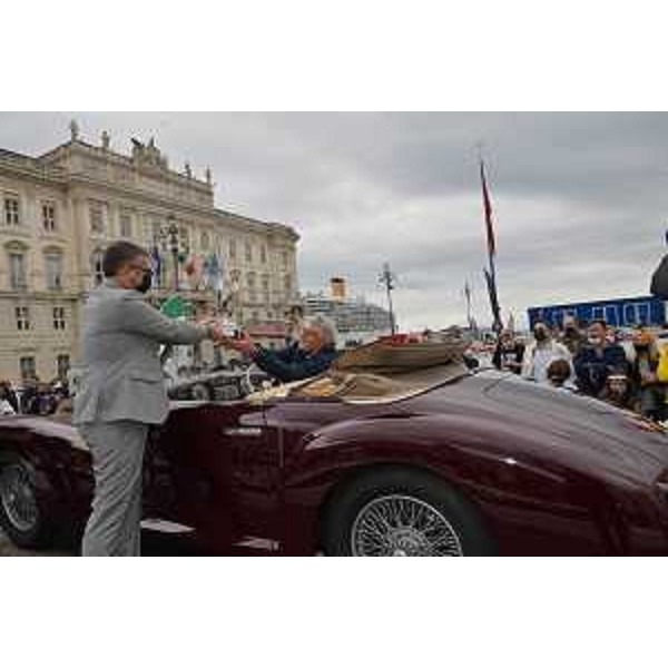 L'assessore regionale alle Autonomie locali Pierapolo Roberti premia l'Alfa Romeo 6C 2500 Sport cabrio del 1945 - Trieste 16 maggio 2021 - L'assessore regionale alle Autonomie locali Pierapolo Roberti premia l'Alfa Romeo 6C 2500 Sport cabrio del 1945 - Trieste 16 maggio 2021