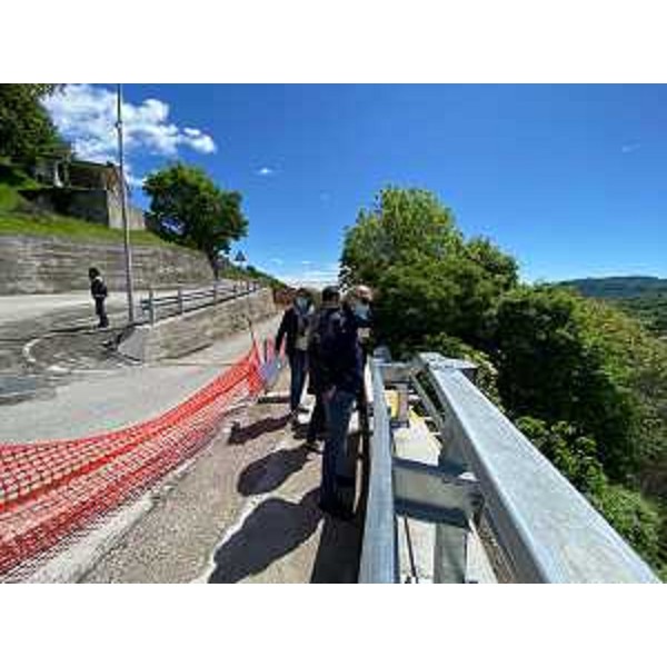  - Il vicegovernatore del Friuli Venezia Giulia con delega alla Protezione civile, Riccardo Riccardi, durante il sopralluogo di questa mattina sul tornante Cimel, assieme al sindaco di Forgaria, Marco Chiapolino. 