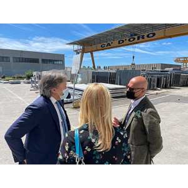L'assessore regionale alle Attività produttive, Sergio Emidio Bini, a San Giorgio di Nogaro con il titolare dell'azienda Cà D'oro, Pietro Andreola, la presidente di Friulia, Federica Seganti, e con i dirigenti dell'azienda e i tecnici di Friulia - L'assessore regionale alle Attività produttive, Sergio Emidio Bini, a San Giorgio di Nogaro con il titolare dell'azienda Cà D'oro, Pietro Andreola, la presidente di Friulia, Federica Seganti, e con i dirigenti dell'azienda e i tecnici di Friulia