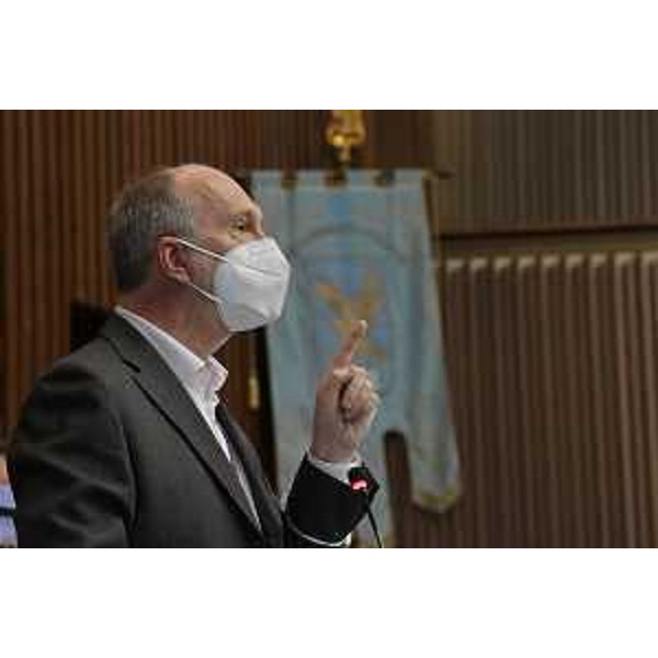 Il vicegovernatore Riccardo Riccardi durante la seduta di Consiglio - Il vicegovernatore Riccardo Riccardi durante la seduta di Consiglio