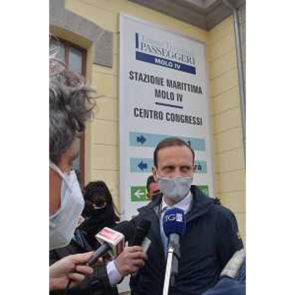 Il governatore Massimiliano Fedriga al centro vaccinale del Molo IV di Trieste. - Il governatore Massimiliano Fedriga al centro vaccinale del Molo IV di Trieste.