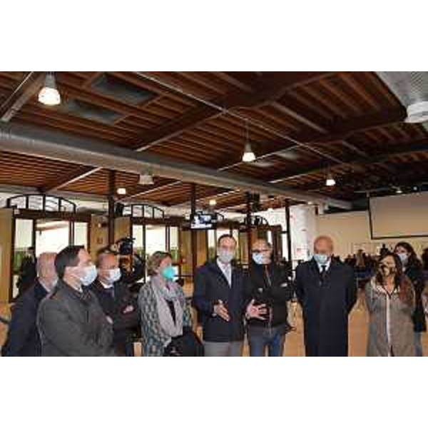 Il governatore Massimiliano Fedriga, il vicegovernatore Riccardo Riccardi, il sindaco di Trieste Roberto Dipiazza e il presidente della Fondazione CRTrieste, Tiziana Benussi, al centro vaccinale del Molo IV di Trieste. - Il governatore Massimiliano Fedriga, il vicegovernatore Riccardo Riccardi, il sindaco di Trieste Roberto Dipiazza e il presidente della Fondazione CRTrieste, Tiziana Benussi, al centro vaccinale del Molo IV di Trieste.