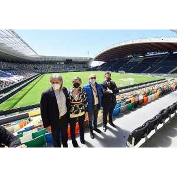 Il vicegovernatore del Friuli Venezia Giulia con delega alla Salute, Riccardo Riccardi, l'assessore regionale alle Attività produttive e turismo, Sergio Emidio Bini, la presidente dei Confindustria Udine, Anna MAreschi Danieli e il direttore generale dell'Udinese Calcio Franco Collavino all'inaugurazione del nuovo hub vaccinale allestito alla Dacia Arena di Udine. - Il vicegovernatore del Friuli Venezia Giulia con delega alla Salute, Riccardo Riccardi, l'assessore regionale alle Attività produttive e turismo, Sergio Emidio Bini, la presidente dei Confindustria Udine, Anna MAreschi Danieli e il direttore generale dell'Udinese Calcio Franco Collavino all'inaugurazione del nuovo hub vaccinale allestito alla Dacia Arena di Udine.