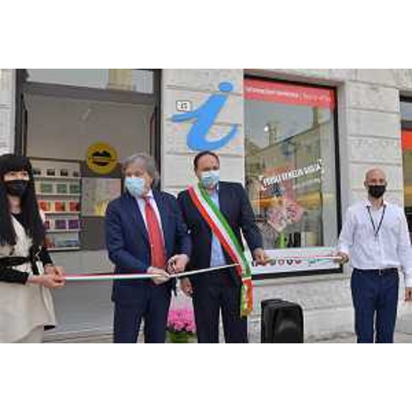 L'assessore regionale al Turismo Sergio Emidio Bini inaugura il nuovo infopoint di Cormons insieme al sindaco Roberto Felcaro - L'assessore regionale al Turismo Sergio Emidio Bini inaugura il nuovo infopoint di Cormons insieme al sindaco Roberto Felcaro