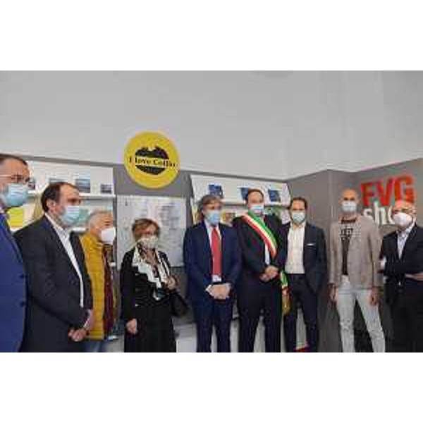 L'assessore regionale al Turismo Sergio Emidio Bini inaugura il nuovo infopoint di Cormons insieme al sindaco Roberto Felcaro e ai primi cittadini del Collio - L'assessore regionale al Turismo Sergio Emidio Bini inaugura il nuovo infopoint di Cormons insieme al sindaco Roberto Felcaro e ai primi cittadini del Collio