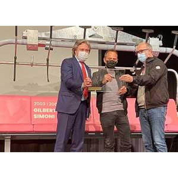 Il vicegovernatore della Regione Riccardo Riccardi Insieme al collega di giunta Sergio Emidio Bini e il campione italian di Ciclismo Gilberto Simoni che ha vinto due volte la tappa dello Zoncolan vicino ad una seduta Rosa della seggiovia dedicata al Giro d'Italia - Il vicegovernatore della Regione Riccardo Riccardi Insieme al collega di giunta Sergio Emidio Bini e il campione italian di Ciclismo Gilberto Simoni che ha vinto due volte la tappa dello Zoncolan vicino ad una seduta Rosa della seggiovia dedicata al Giro d'Italia