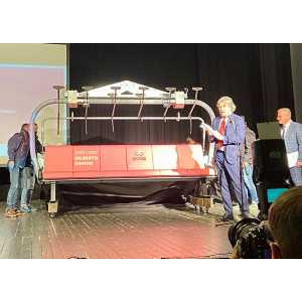 L'assessore al Turismo Sergio Emidio Bini vicino alla seduta della seggiovia dedicata al Giro d'Italia - L'assessore al Turismo Sergio Emidio Bini vicino alla seduta della seggiovia dedicata al Giro d'Italia